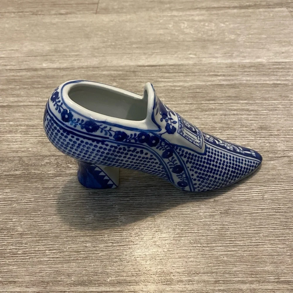 Blue and white decorative shoe the Canton collection is 7 3/4" long x 4 high - Picture 9 of 13